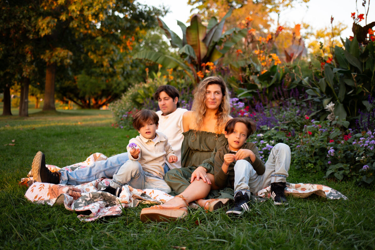 fall-flower-family-session-outdoors-fort-totten