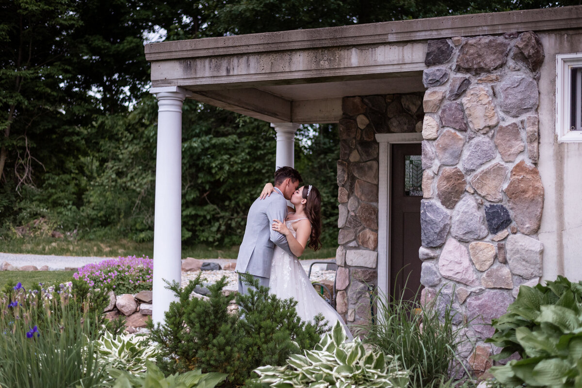 northeast indiana backyard wedding bride and groom kissing newlyweds