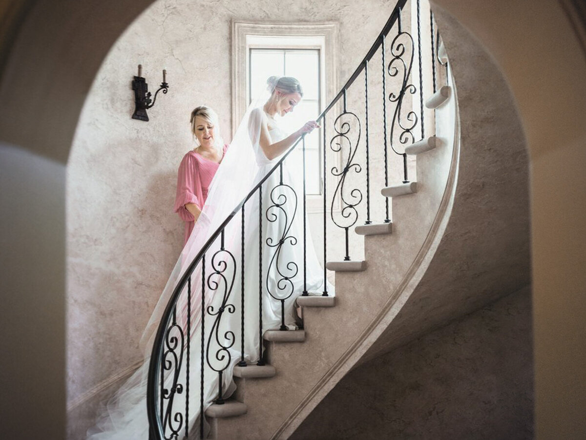 nick-francis-wedding-photography-high-shoals-wedding-bride-and-mother-on-staircase-wide