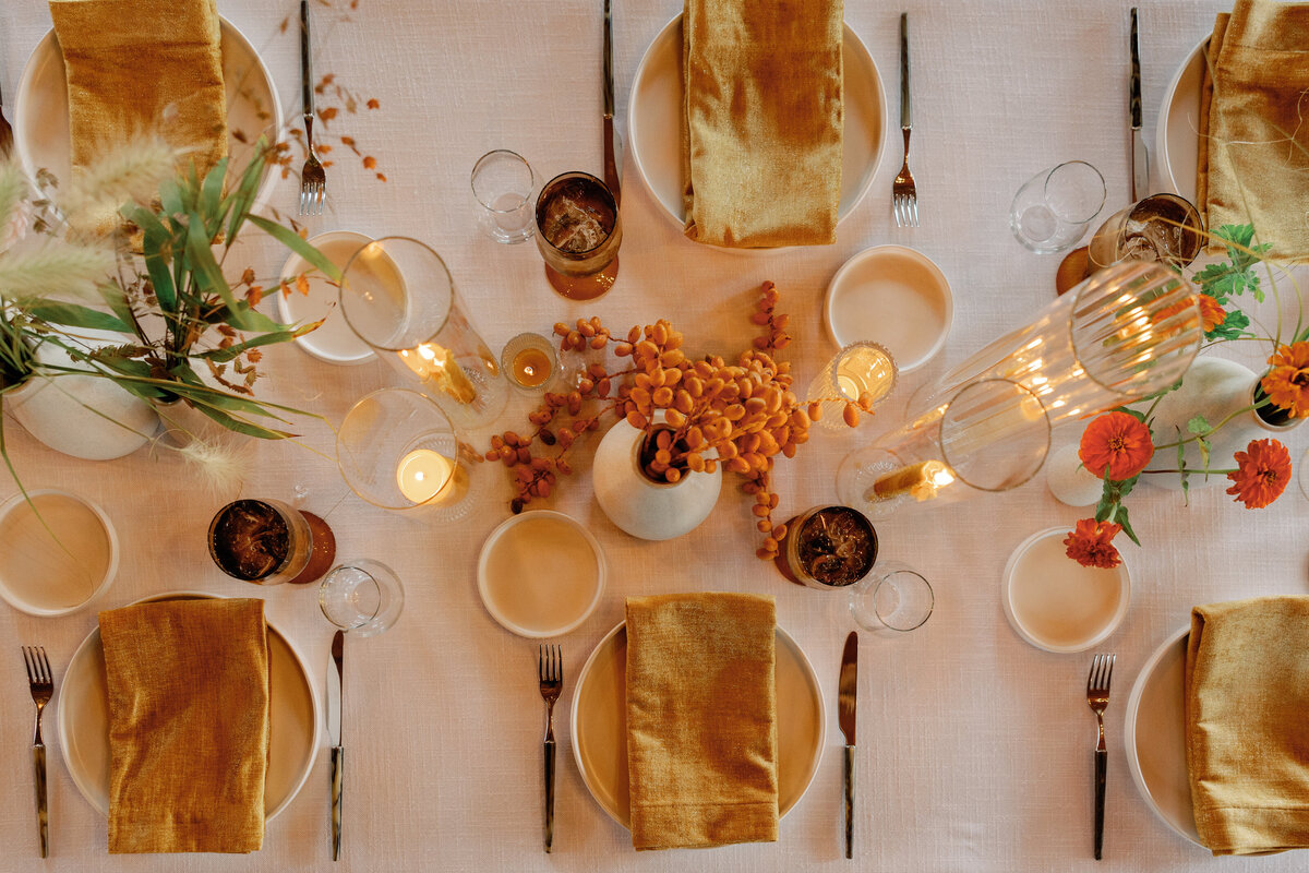 amber-wedding-tablescape-at-willow-hill