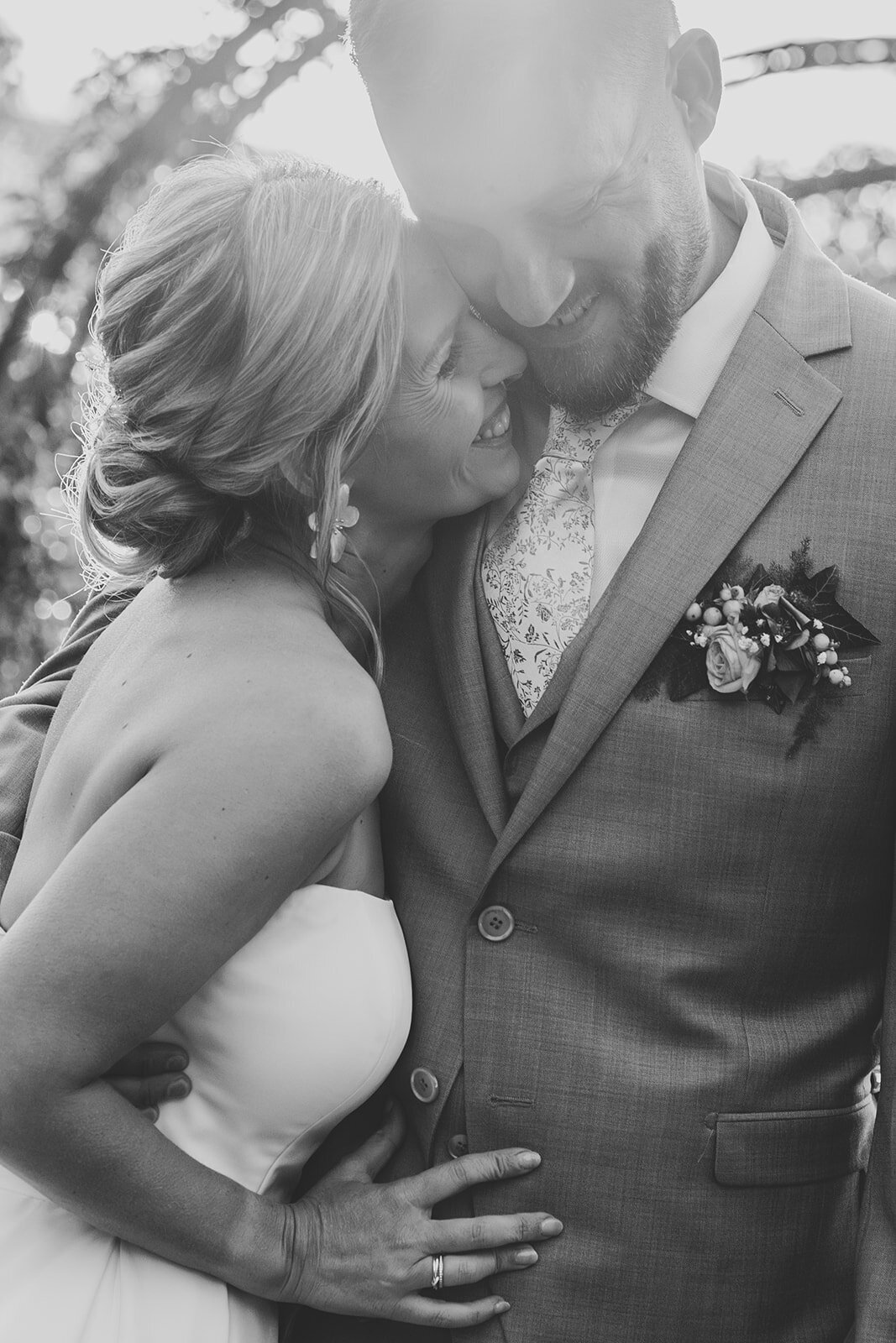 Bruidspaar tijdens loveshoot met goldenhour bij VRIJ culemborg in september 