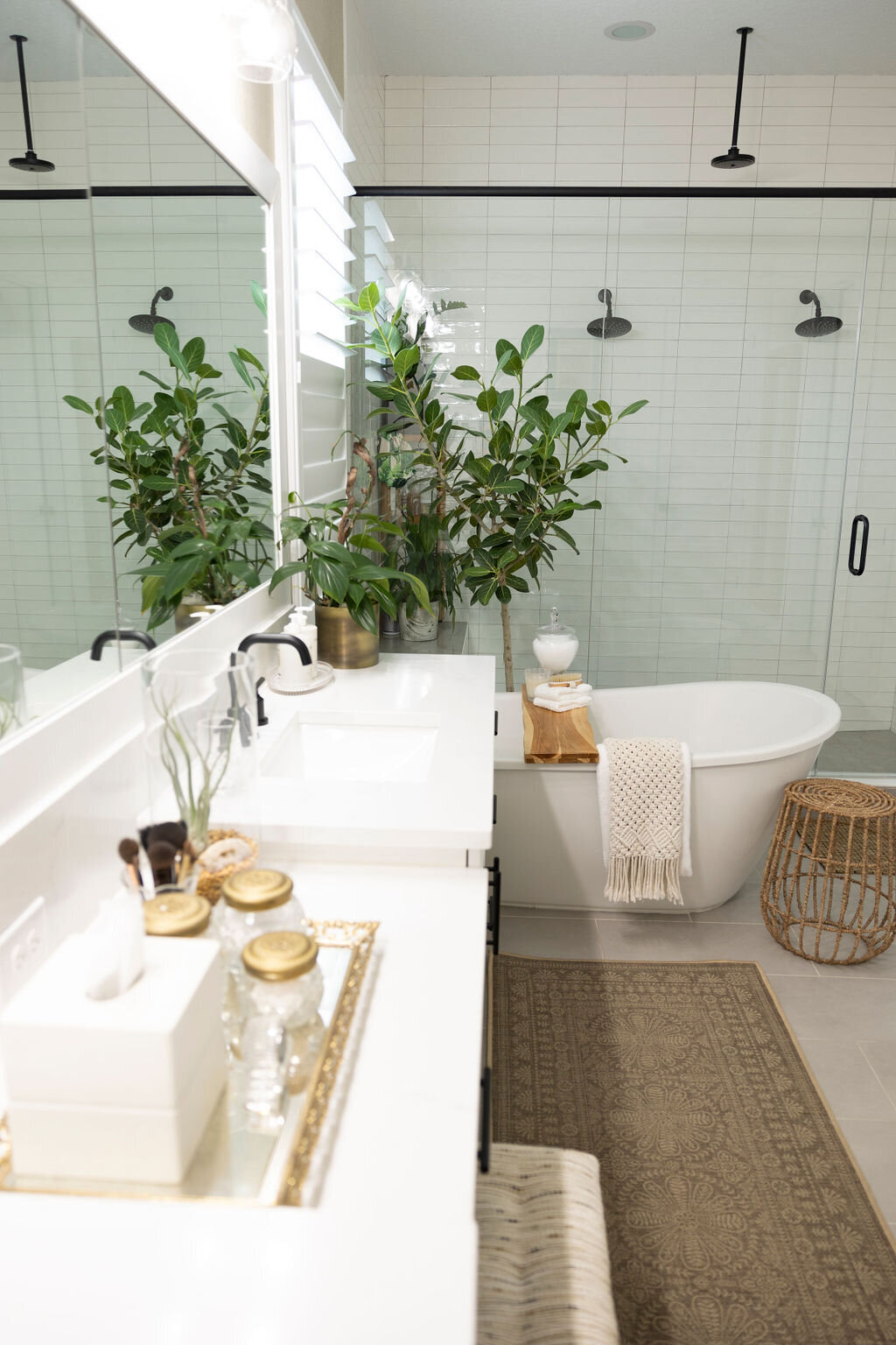 bathroom design with standing tub