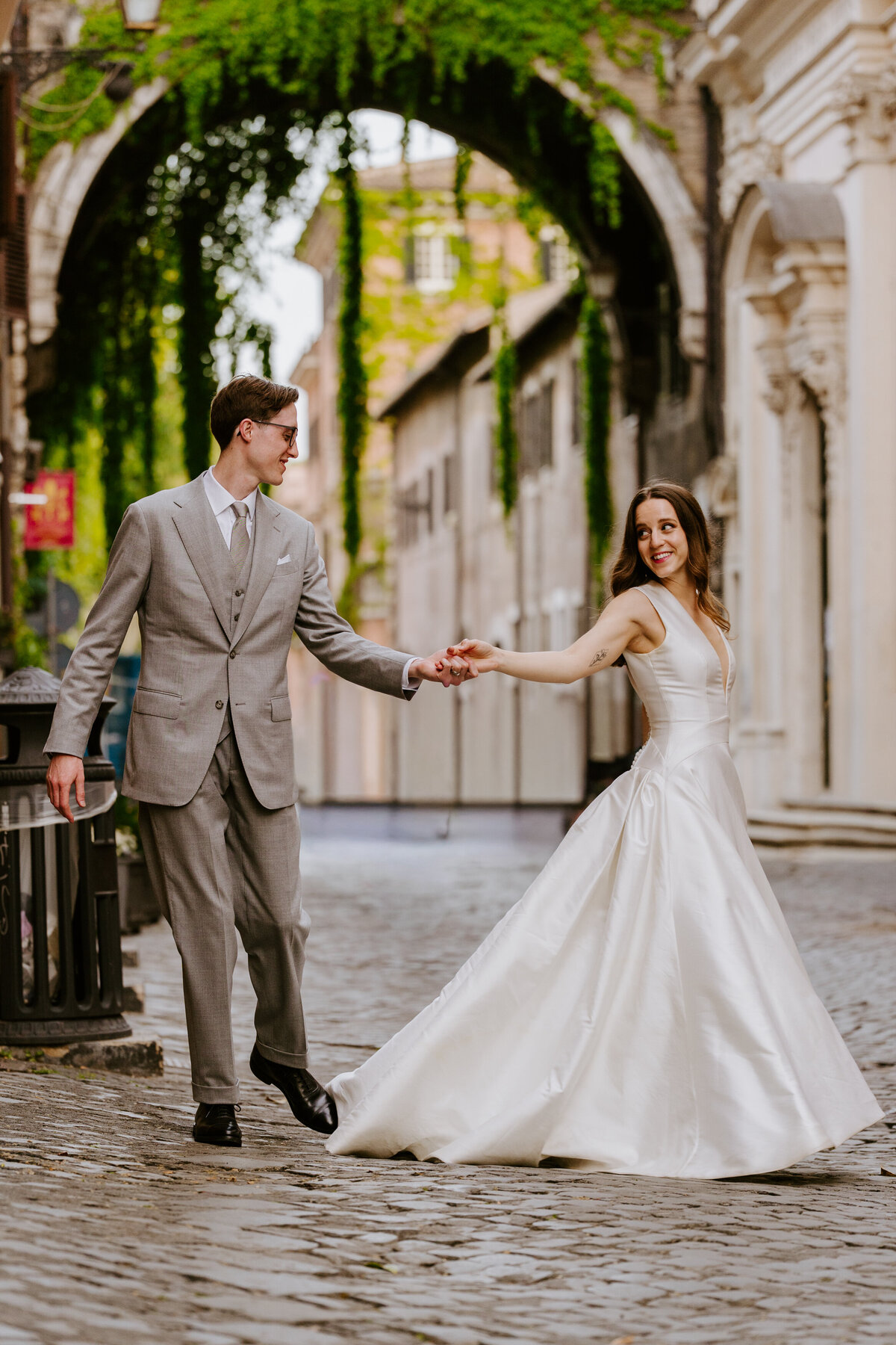 Romantic moment in a narrow Rome alleyway.