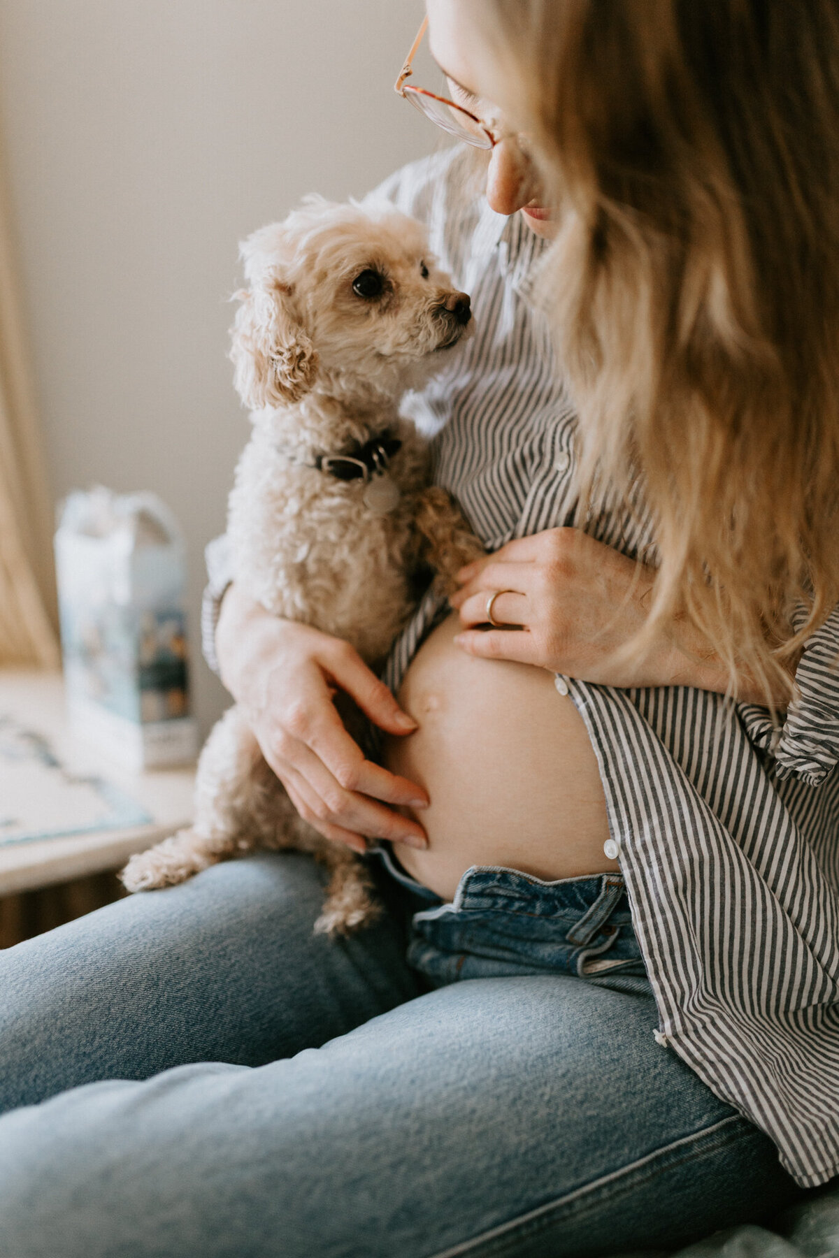 pregnant-mom-holds-toddler-2