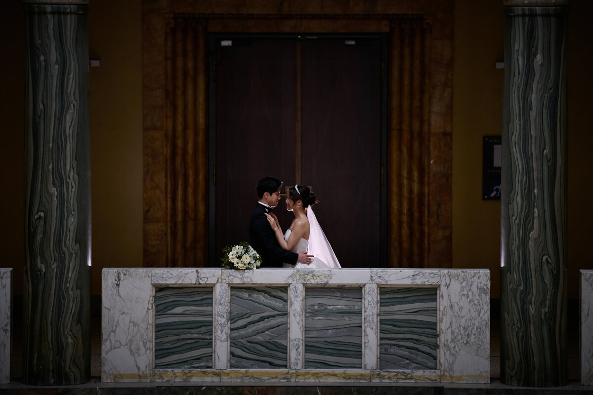Nach der Hochzeit  in Depot29 Augsburg küsst sich das Paar zum ersten mal