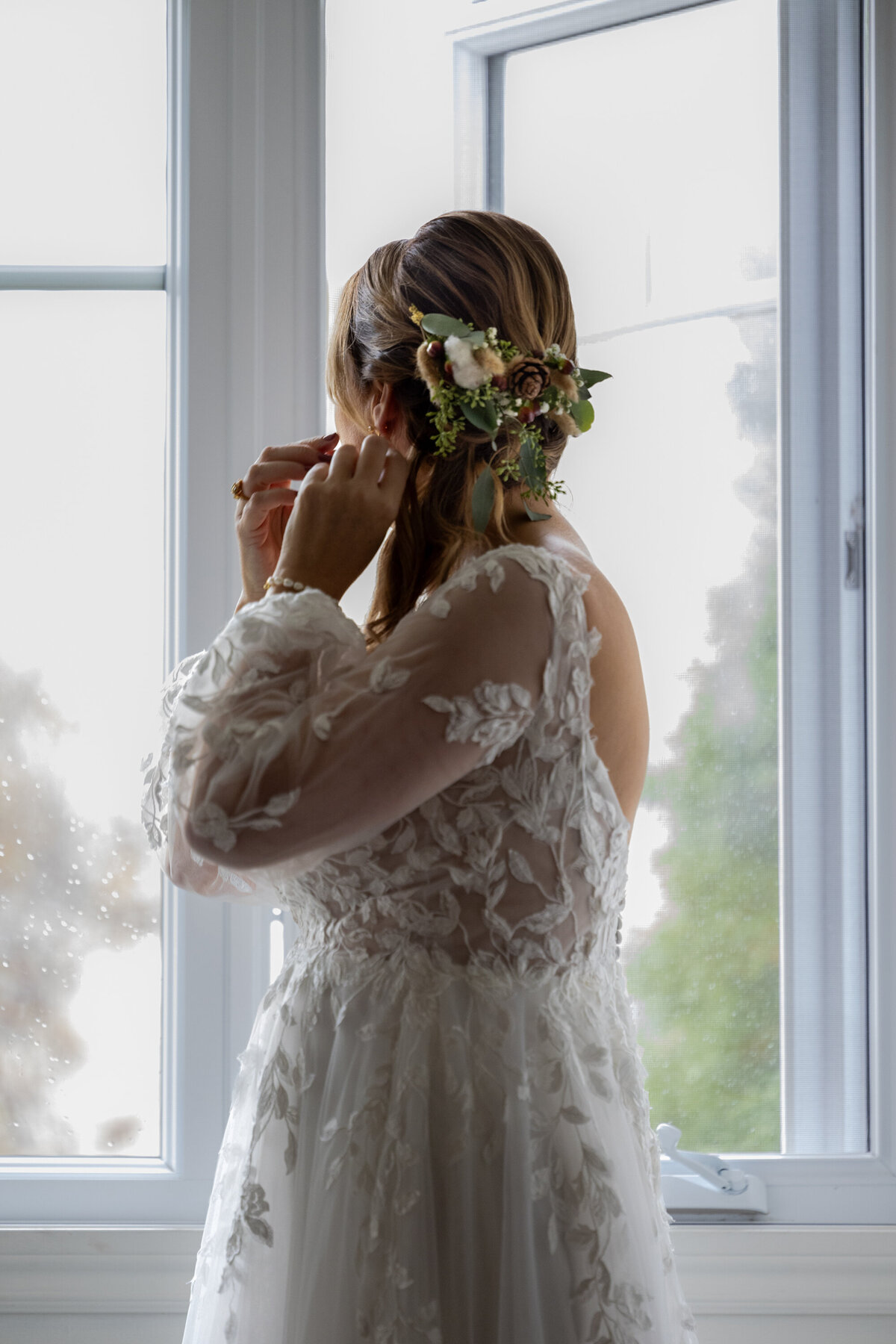 Mariée en robe de dentelle lors de sa préparation photographe de mariage