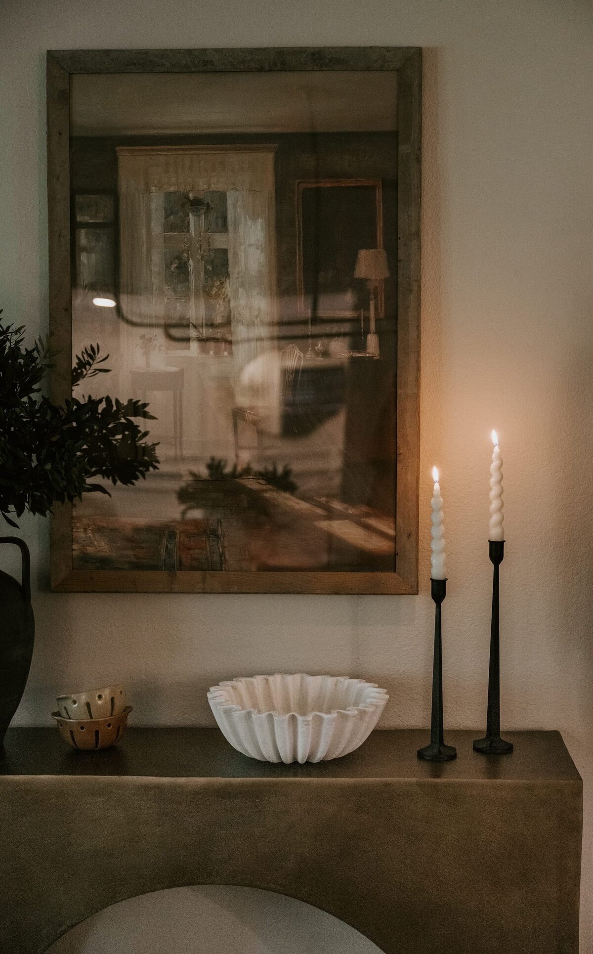dewine design orlando interior design vintage cove trail picture frame on wall with black candle sticks