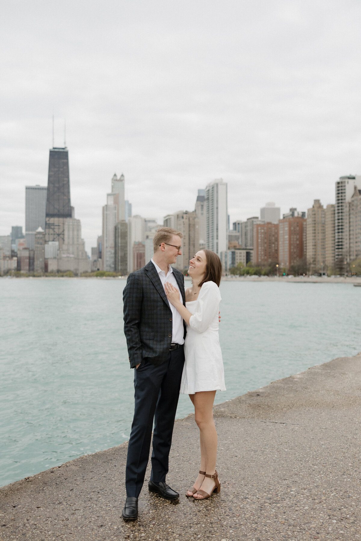 Indianapolis engagement photographer downtown skyline photo
