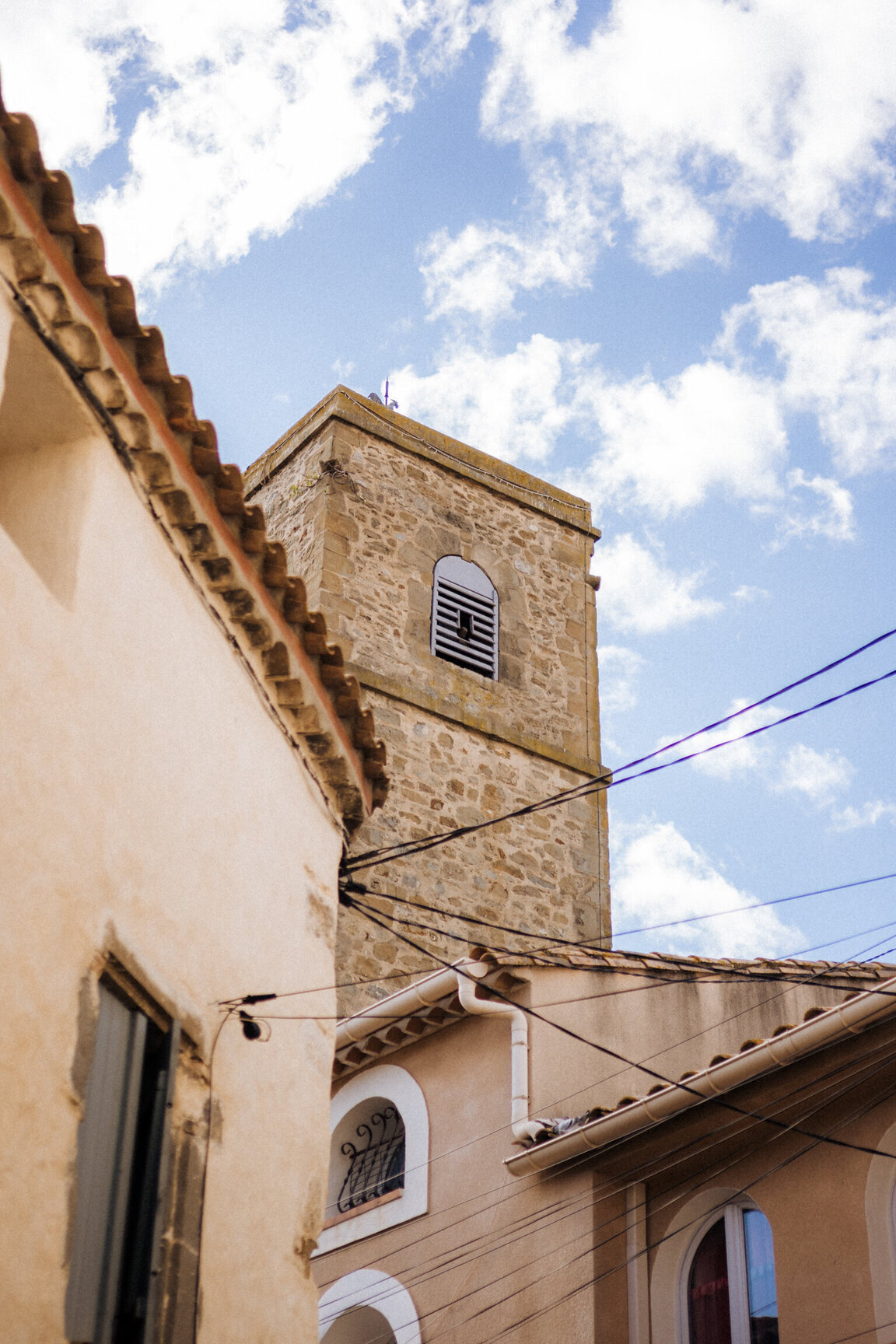 religious-wedding-ceremony-white-floral-decor-france6