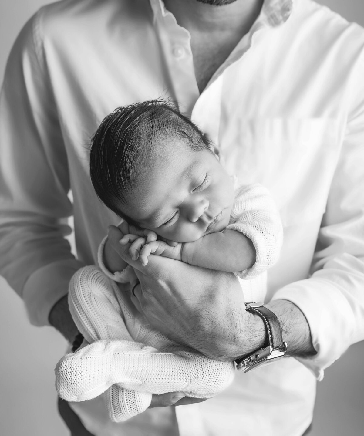 0-n-miami-newborn-photography-father-015
