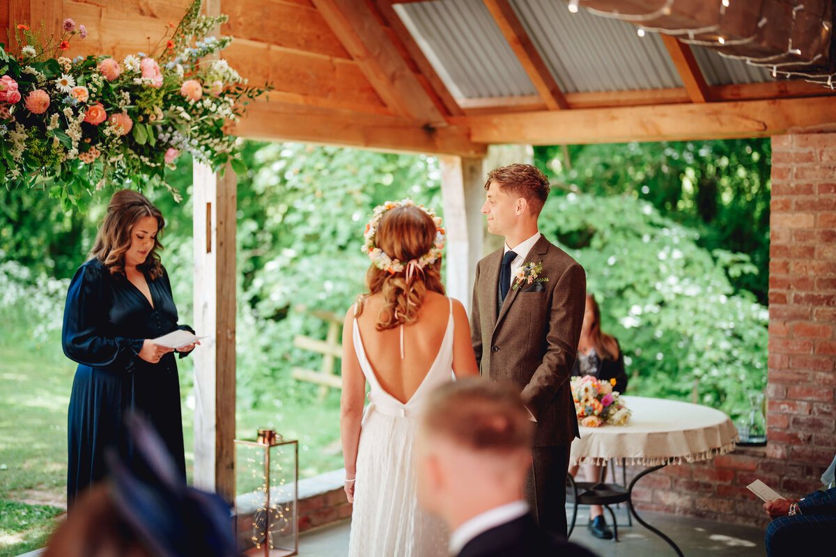Bride and groom getting married at Haybarn Dulus