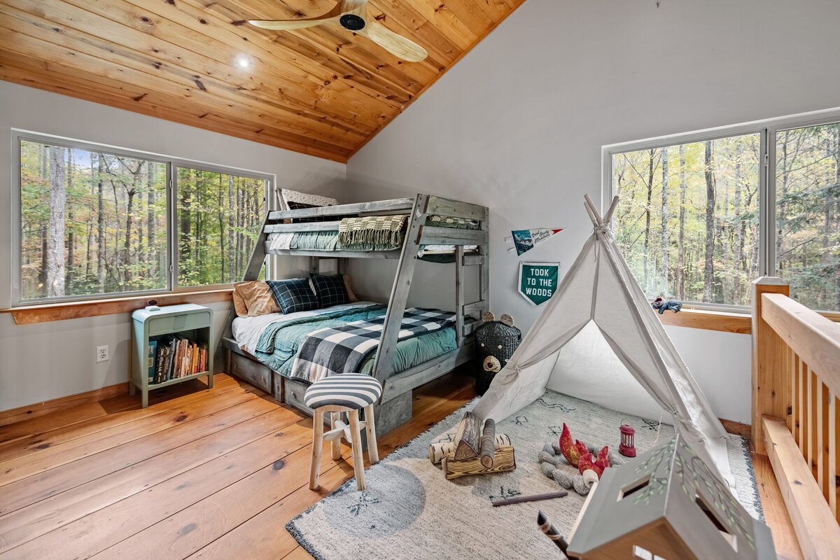 22Shady-Grove-Cabin-Blue-Ridge-GA_1365_Loft 1