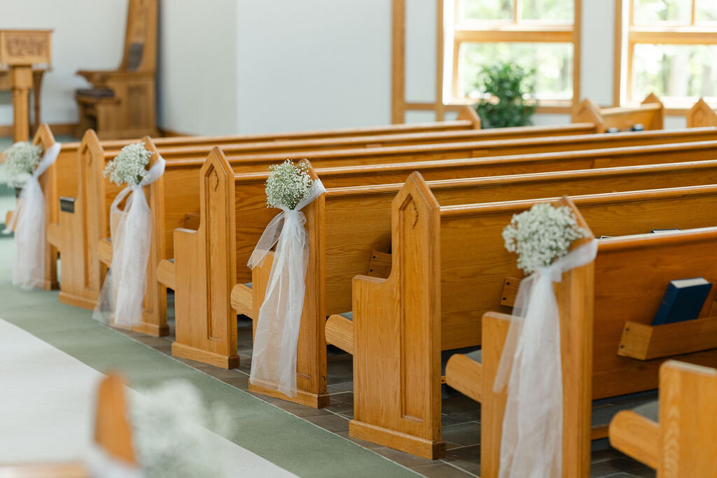 babysbreath-pew-decor