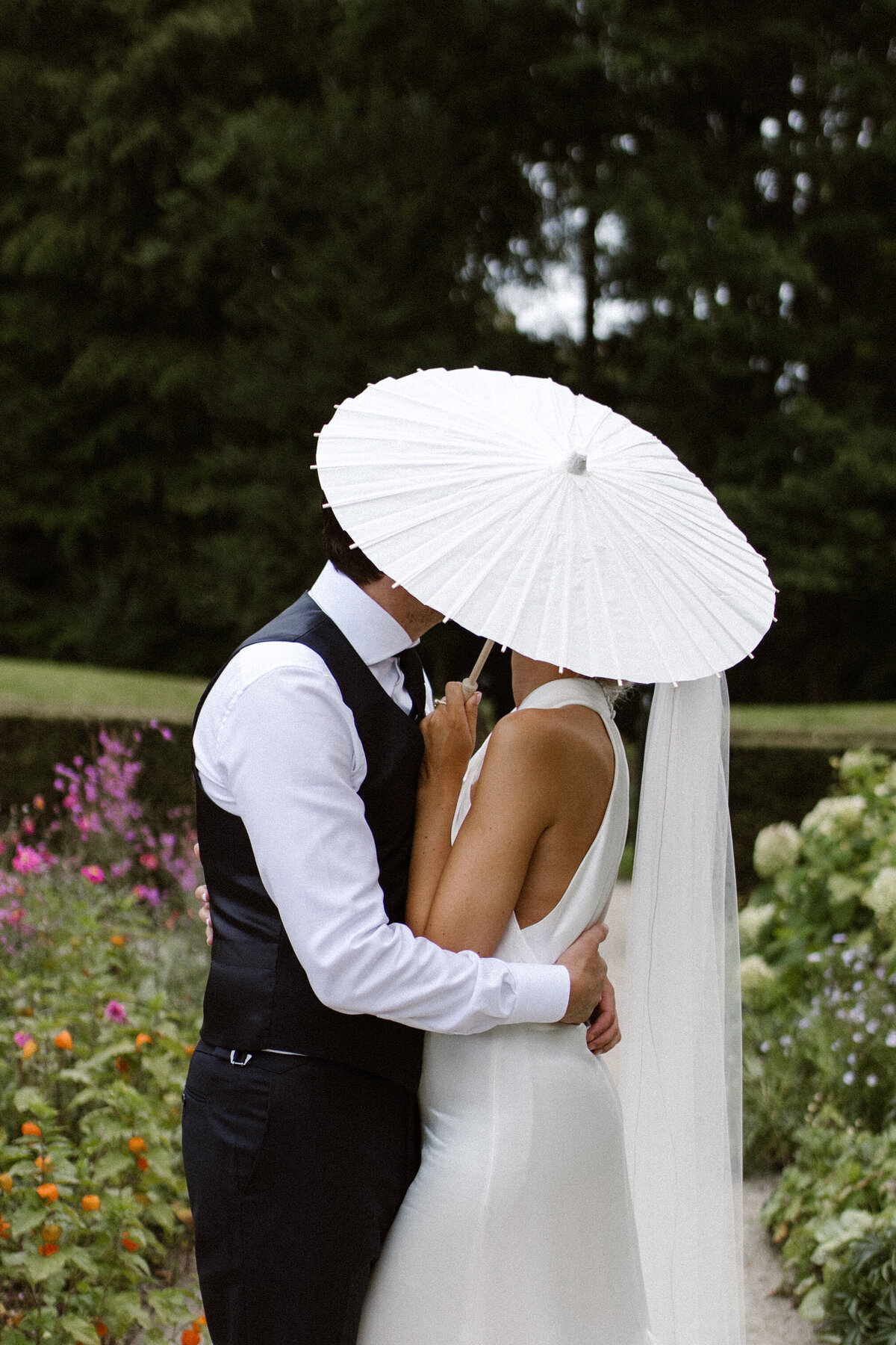 bruidspaar met paraplu luxe wedding in arnhem editorial nabewerking door hanna wursten