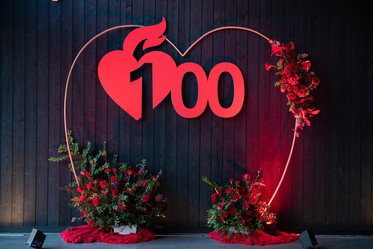 Red-Flowers-for-Fundraiser-Gala-Flora-Nova-Design-Seattle-00009