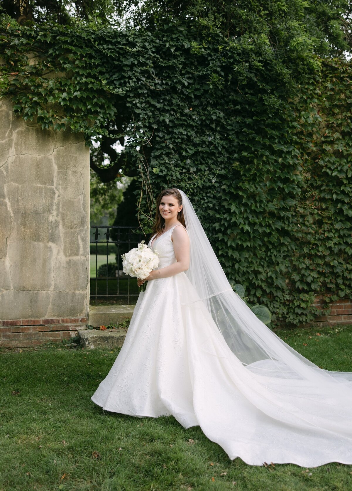 bride-in-anne0barge-dress