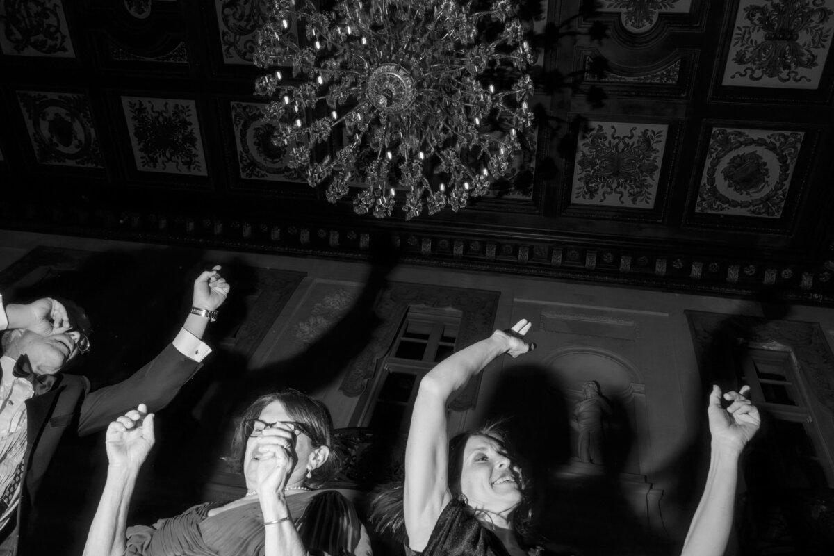 wedding-reception-flash-beautiful-ceiling-shadows-while-dancing