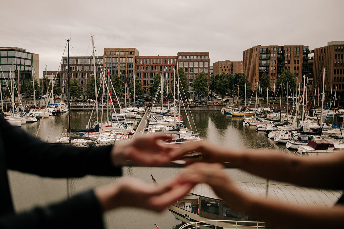 engagement-photographer-amsterdam-couple-photoshoot-framedbyemily15