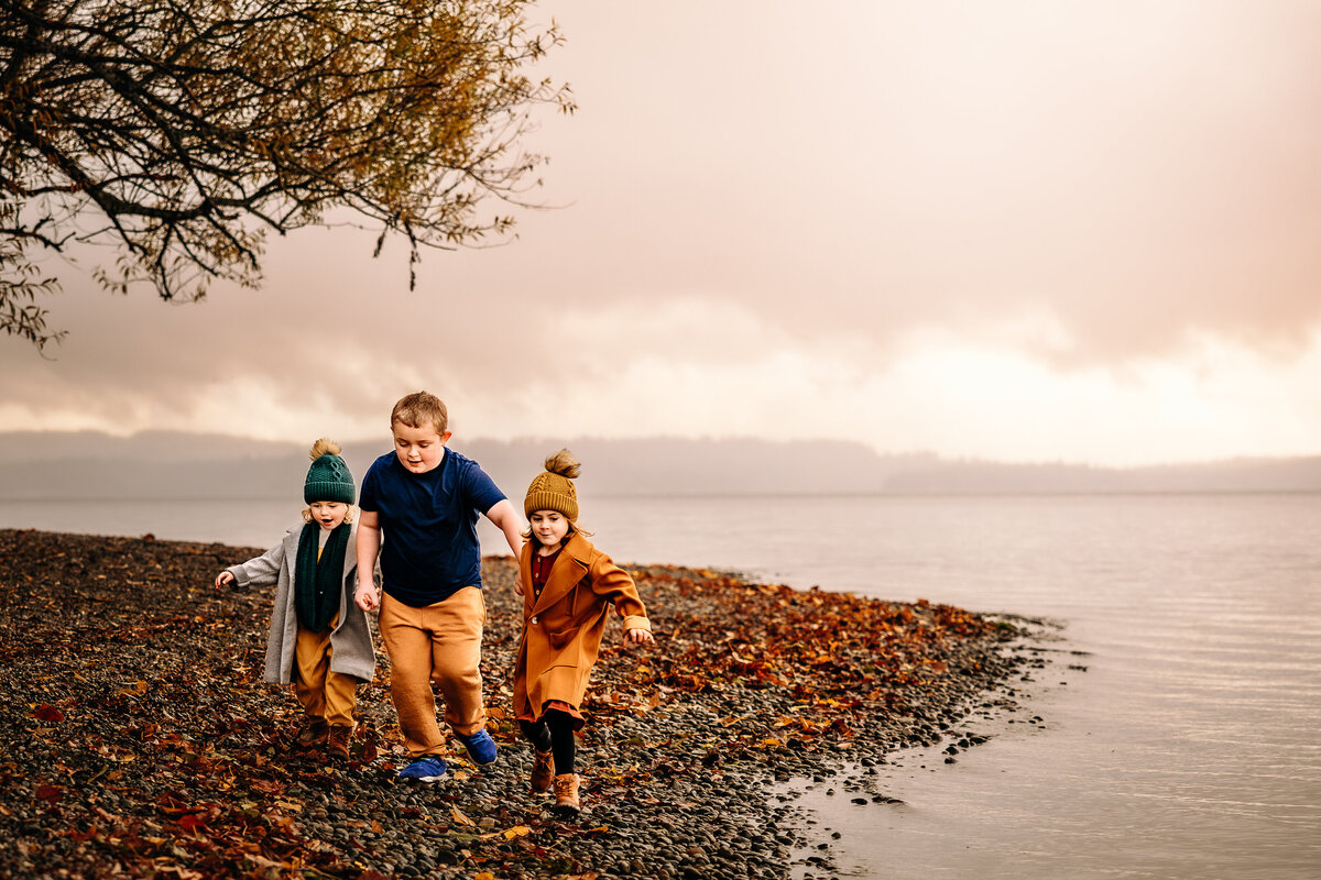siblings-walking-by-fall-lake
