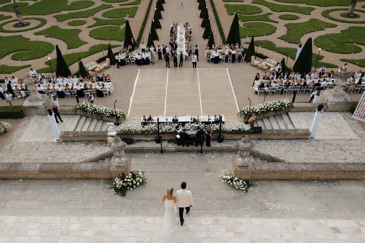 white luxury romance at chateau de Villette for Hannah & dylan Barbour wedding in Paris - Floarl designer Veronique lORRE18