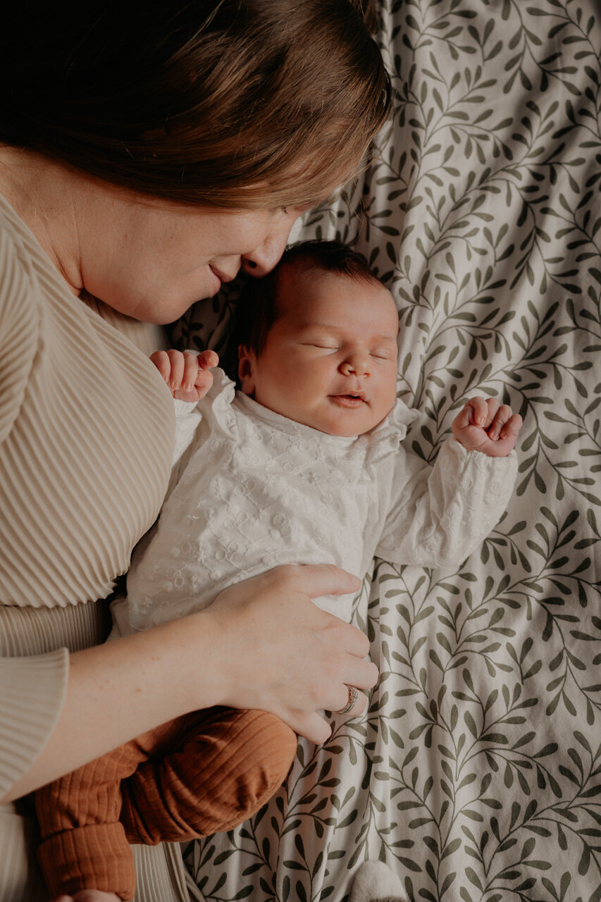 240528 Newbornshoot TharaDSC04584-Verbeterd-NR 50