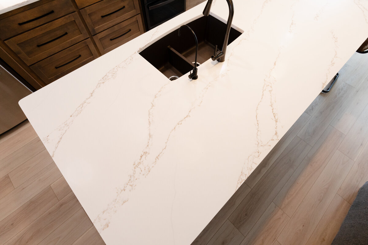 quartz-countertop-taupe-veining-