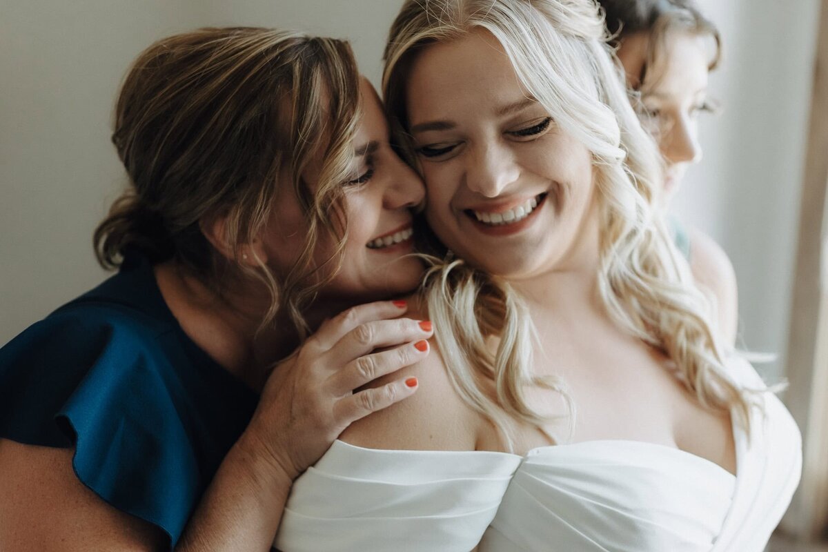 mom-daughter-wedding