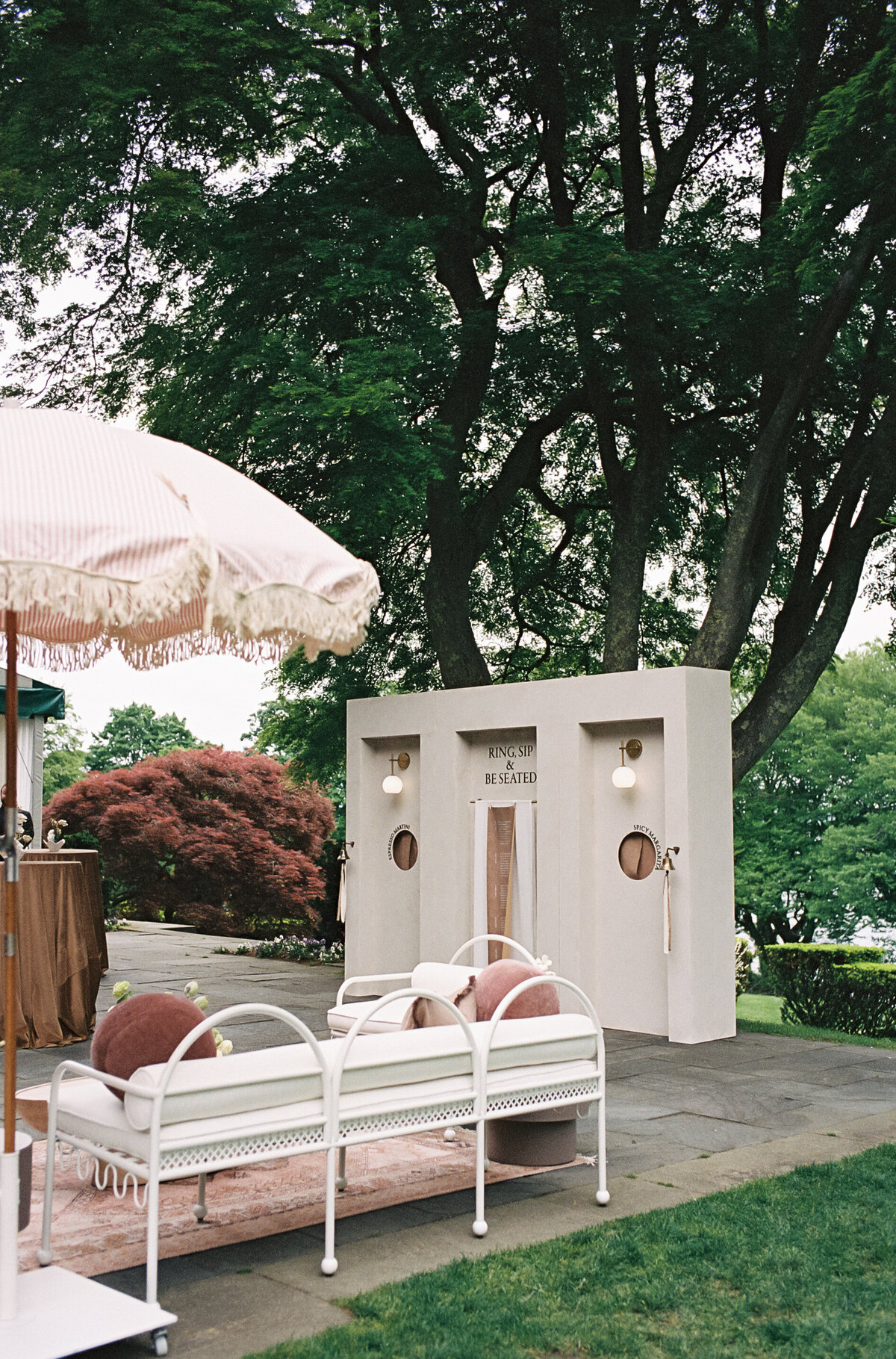 cocktail-wall-for-wedding-at-glen-manor-house