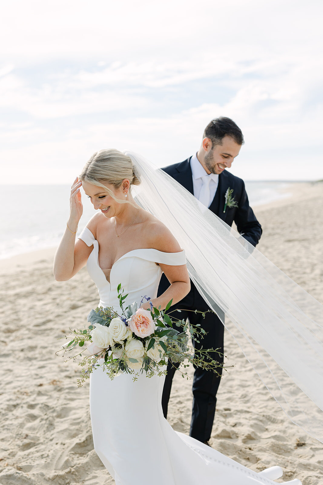 MarthasVineyardWedding_KenzieMatt_FirstLookandBeach_SamBrooks-53