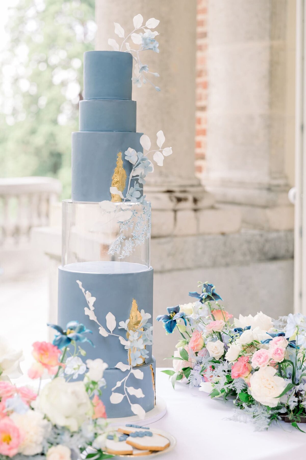cake-design-wedding-nuances-bleus-et-fleurs-delicates