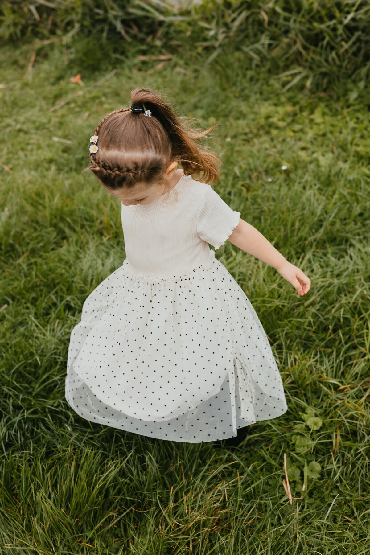 Fotoshoot buiten meisje draaien jurk