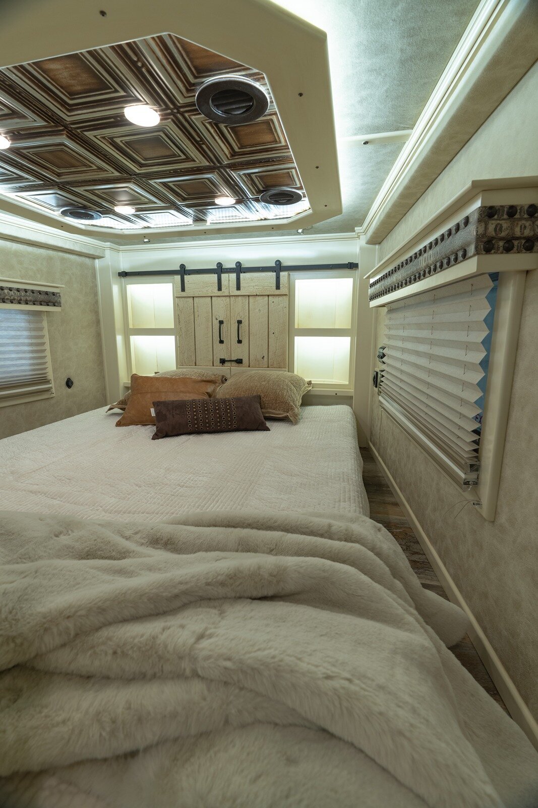 elite-trailer-interior-missouriused ELITE Trailer-02