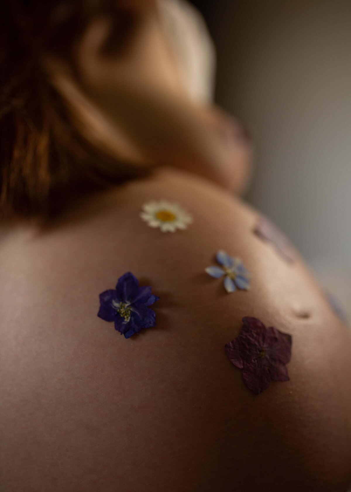 sussex-maternity-photographer-flowers-art
