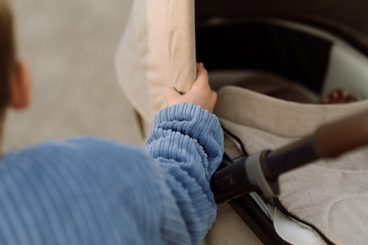 Newborn fotografie van een baby van enkele weken oud, vastgelegd in huis en aan zee. Intieme momenten van een pasgeboren baby, vol met de heerlijke chaos van het gezinsleven.