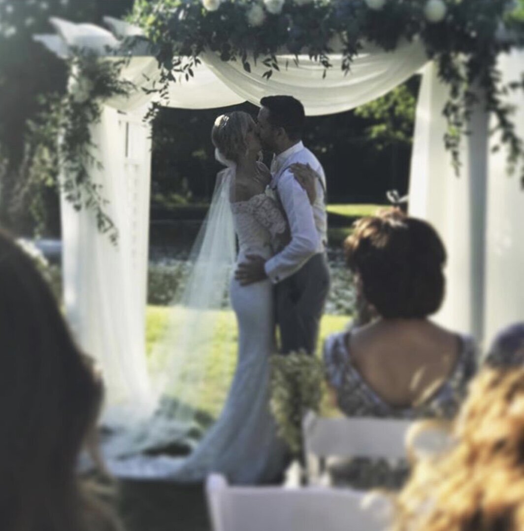 Oak Brook Manor outside wedding ceremony arch