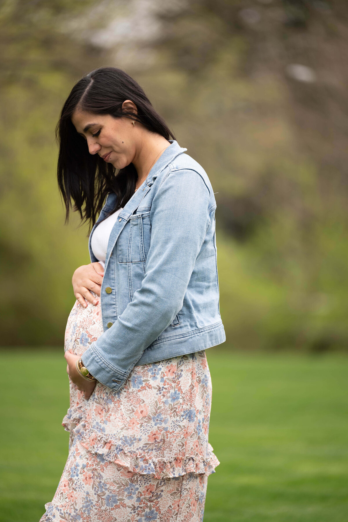 Quarton-Lake-Maternity-gaze-at-bump