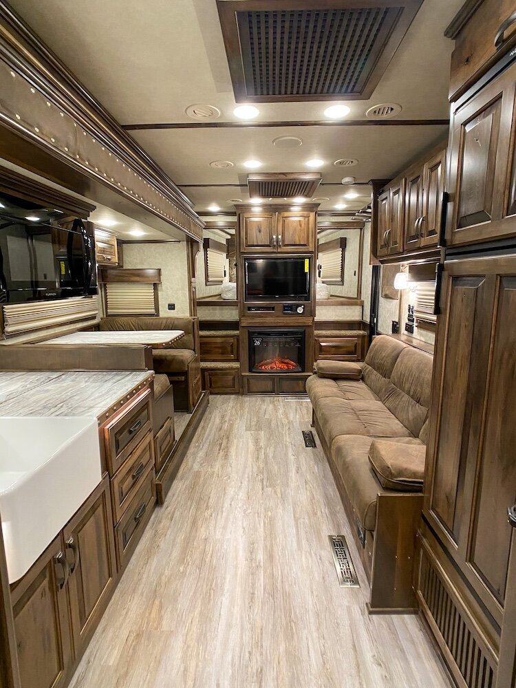 luxury-living-quarter-horse-trailers-trail-boss-conversions-living-areas-23