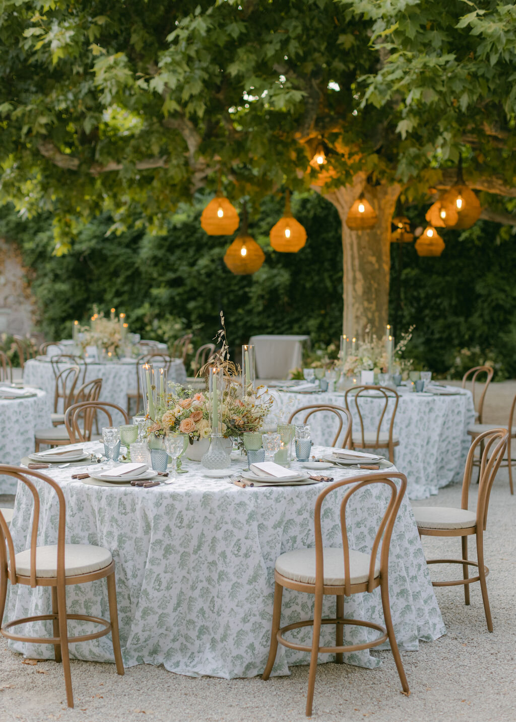 Outdoor dinner reception Château de la Napoule