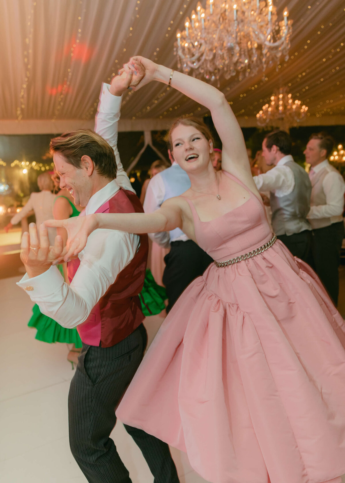 chloe-winstanley-weddings-guests-dancing