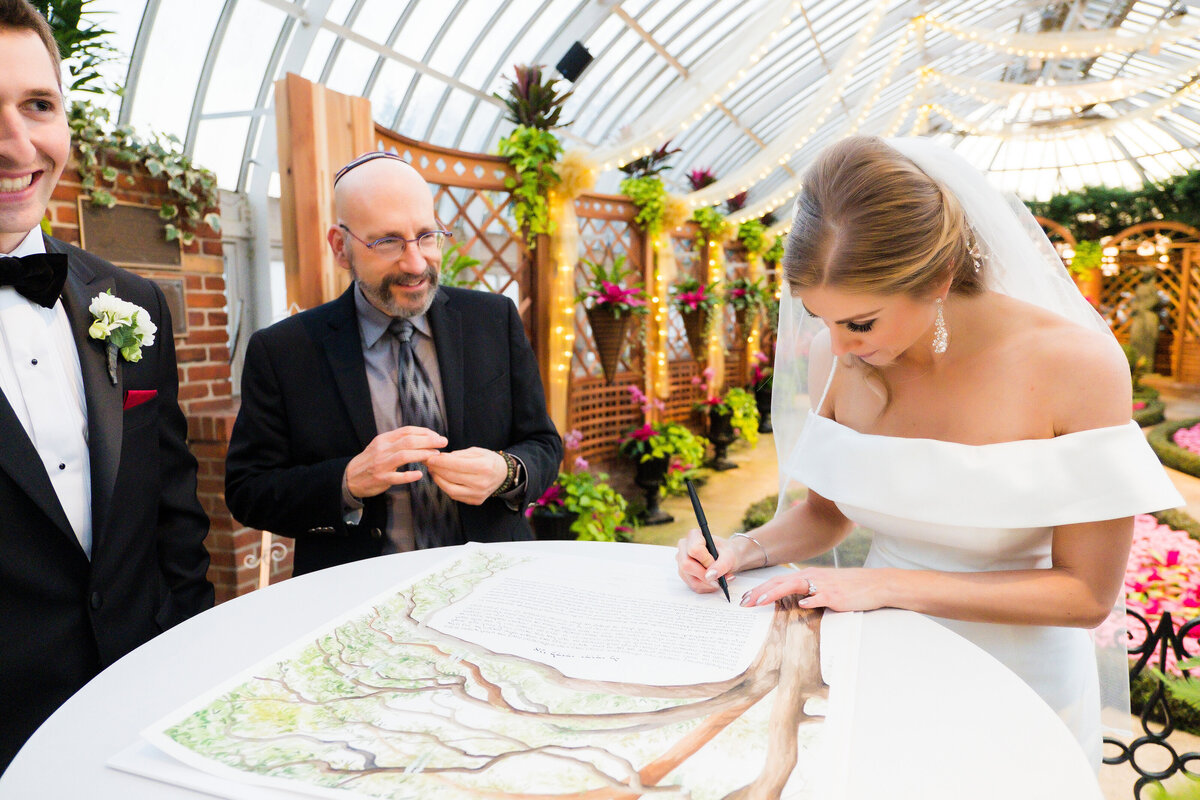 ketubah snging in broderie room