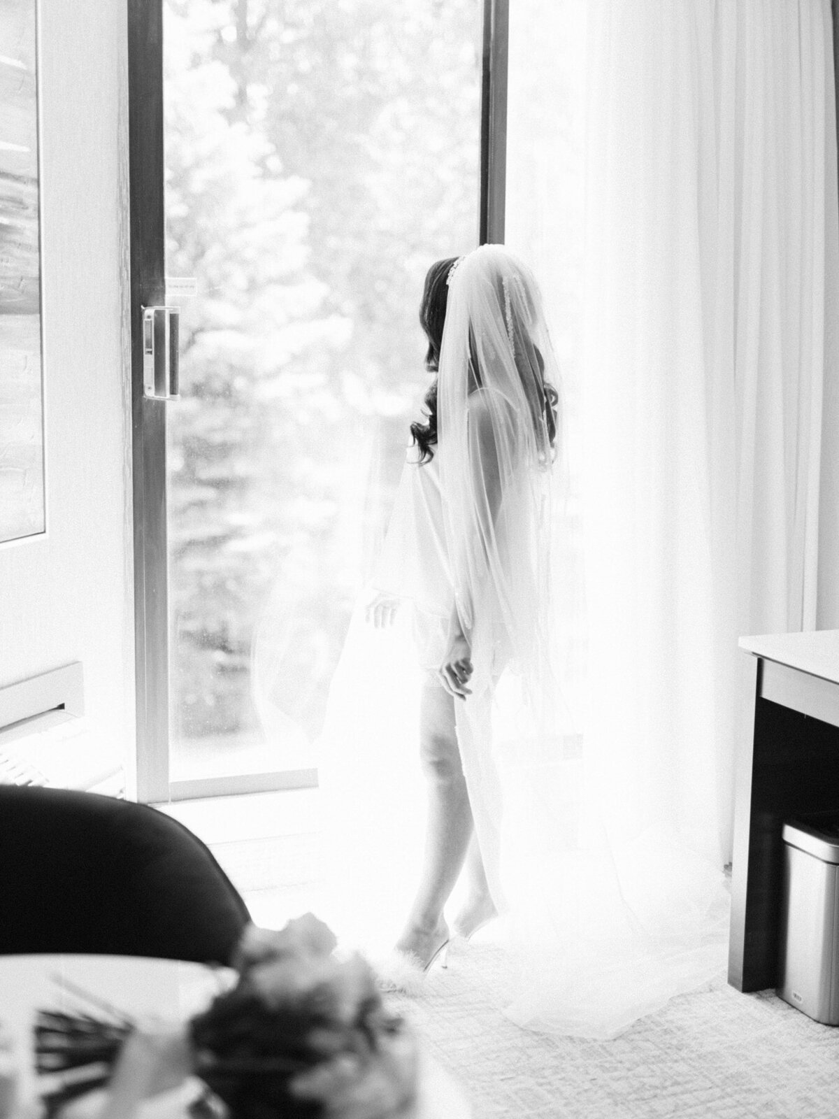 ElegantBlack&WhiteOfBrideGettingReadyForWedding