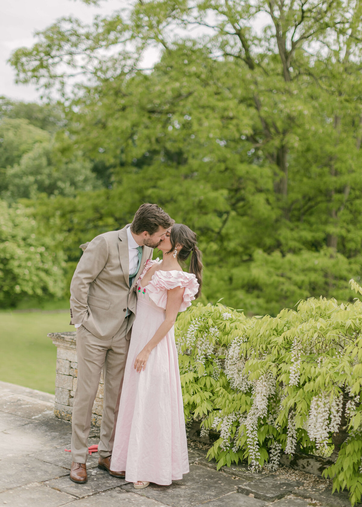 chloe-winstanley-weddings-cotswolds-cornwell-manor-guests-kiss-garden