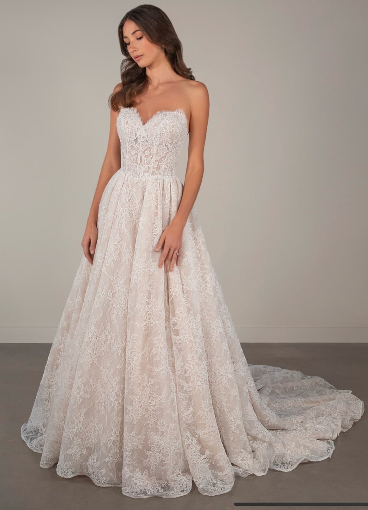 strapless-sweetheart-lace-ball-gown-wedding-dress-vogue-veil