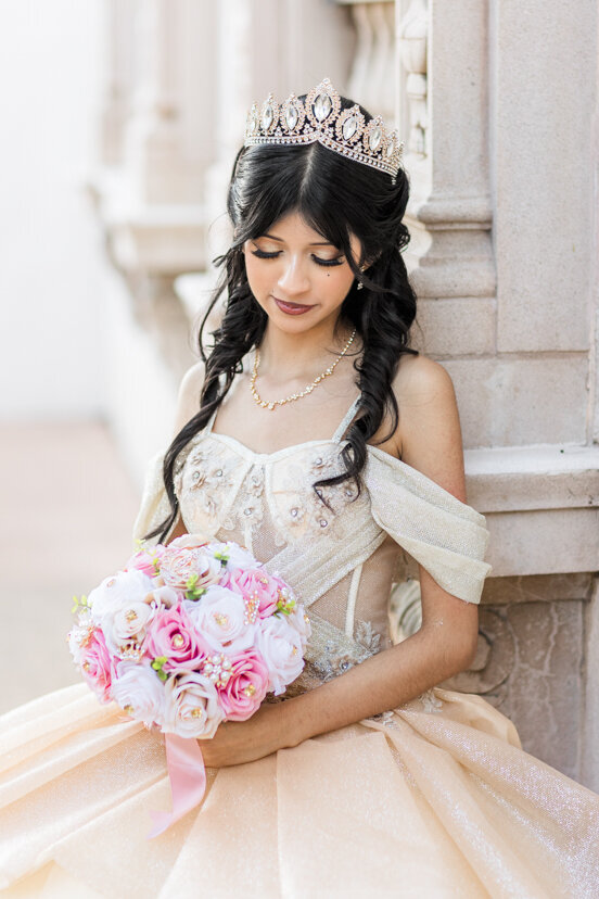 quinceanera-girl-pink-bouquet-crown