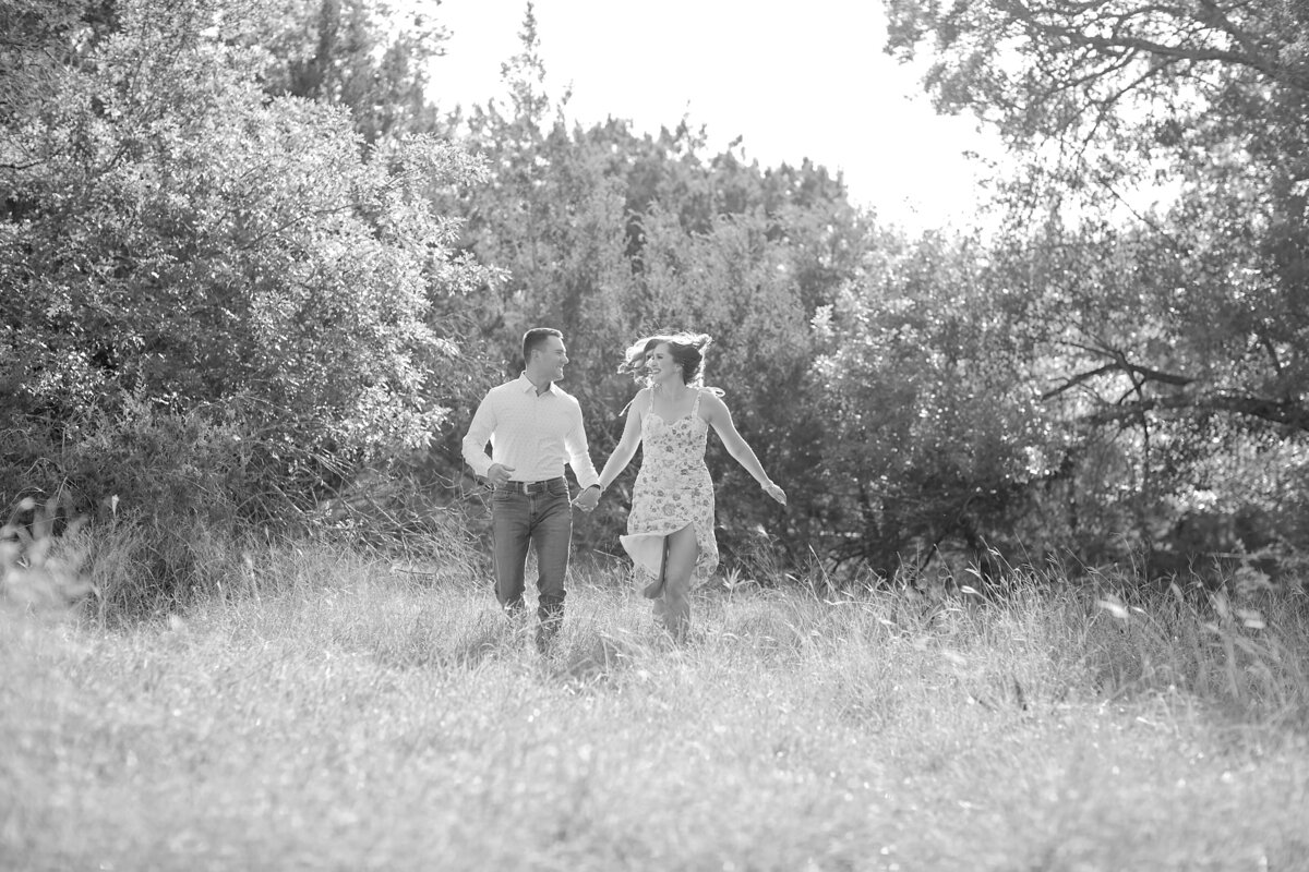 black and white photography-engagement session-engagement posing-robin rogers photography-salado texas