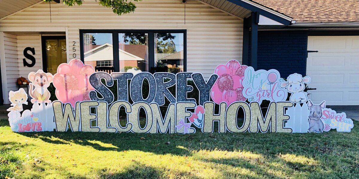 Birth Announcement Yard Sign Setup in Edmond, Oklahoma.Simply Sign It is a yard greeting sign rental company servicing Edmond, NW OKC, Piedmont, and Deer Creek. Create a yard greeting sign for your home, organization, or school.