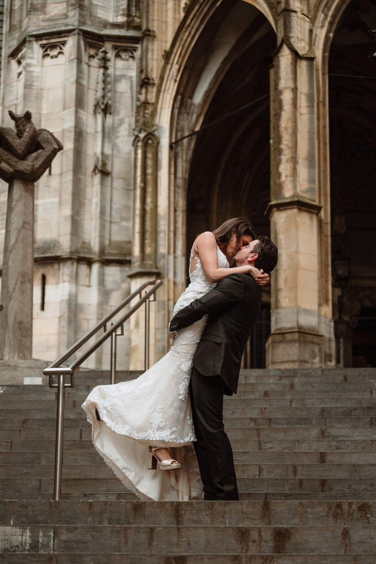 Getrouwd koppel voor kerk door trouwfotograaf Eline Hemelt