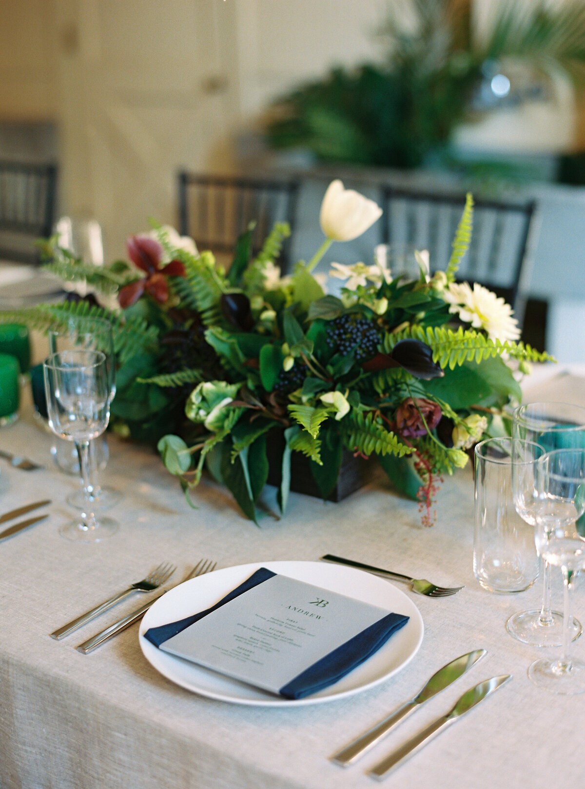 estate-wedding-ferns-tulip-blue-green-centerpiece