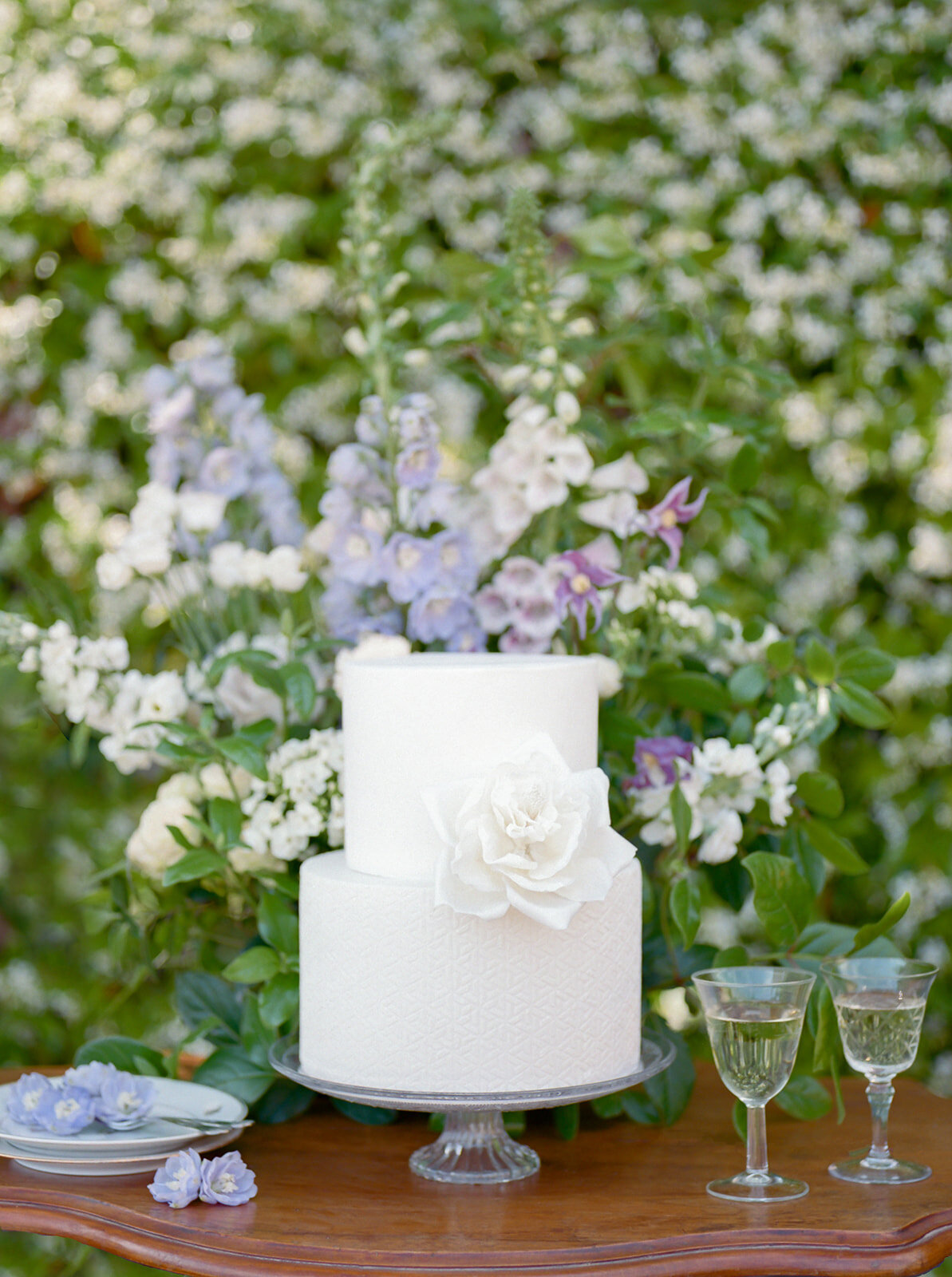 Wedding-cake-design-et-fleurs-naturelles