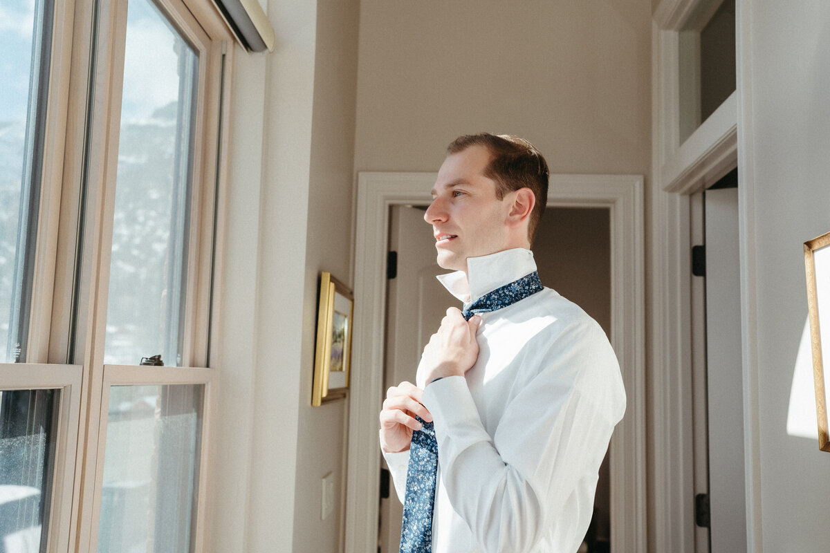 Sam-Murch-Photography-Ouray-Winter-Elopement-with-dog-4